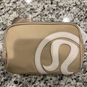 Lululemon Everywhere Belt Bag 1L Trench/White Opal